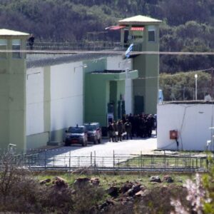 Έρευνα στις φυλακές Μαλανδρίνου: Εντοπίστηκαν αυτοσχέδια μαχαίρια, ναρκωτικά και κινητά – 17 συλλήψεις