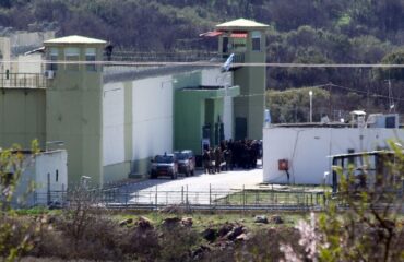 Έρευνα στις φυλακές Μαλανδρίνου: Εντοπίστηκαν αυτοσχέδια μαχαίρια, ναρκωτικά και κινητά – 17 συλλήψεις