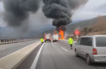 Φωτιά σε φορτηγό που μετέφερε πλαστικά στην Εγνατία Οδό (βίντεο)