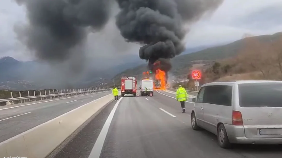 Φωτιά σε φορτηγό που μετέφερε πλαστικά στην Εγνατία Οδό (βίντεο)