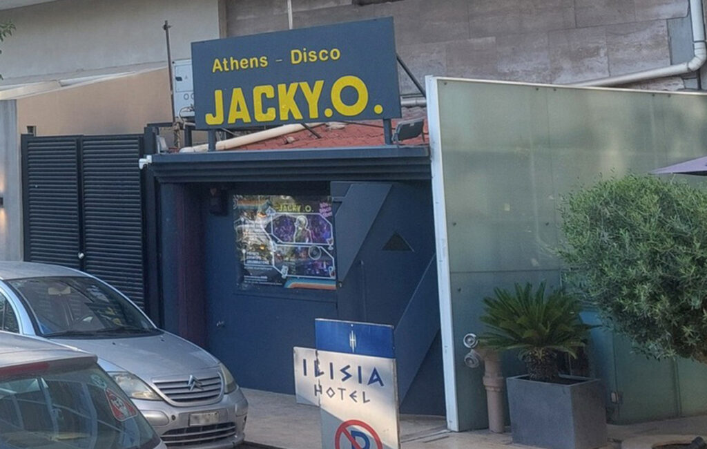 Βίντεο ντοκουμέντο: Η στιγμή που ο δράστης αφήνει τη σακούλα με τη βόμβα στην είσοδο της ντισκοτέκ Jacky.O