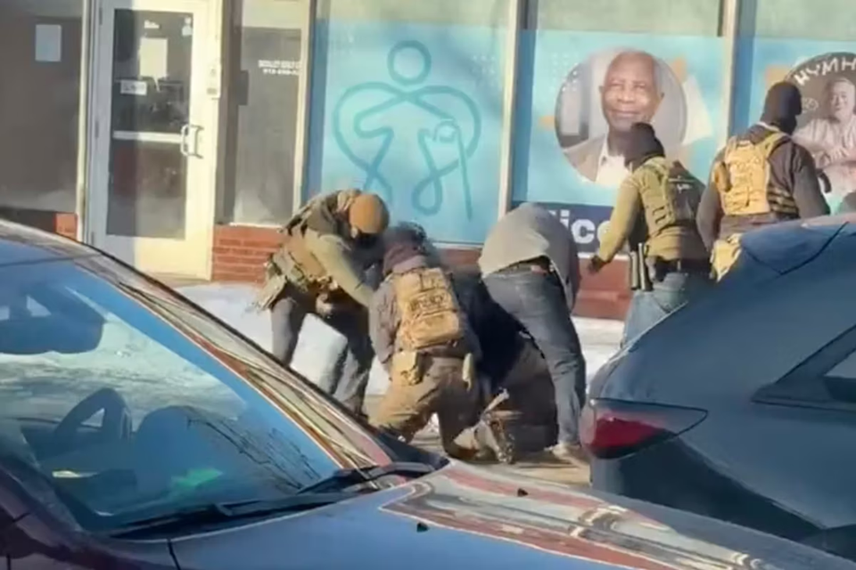 Κυβερνήτης της Μινεσότα: «Πράκτορες της ICE πυροβόλησαν εν ψυχρώ έναν άνδρα» (βίντεο)