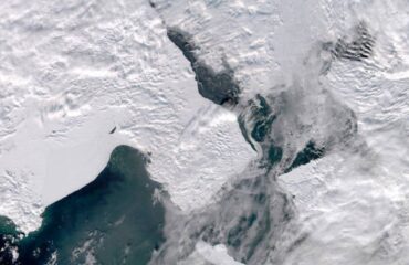 Aλάσκα: Η στιγμή που τεράστια πλατφόρμα γεώτρησης πετρελαίου ανατρέπεται στην Βόρεια Πλαγιά (βίντεο)