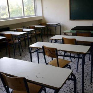 Παρέα πέντε ανηλίκων εισέβαλε σε σχολείο στο Γαλάτσι με ρόπαλα και βεγγαλικά