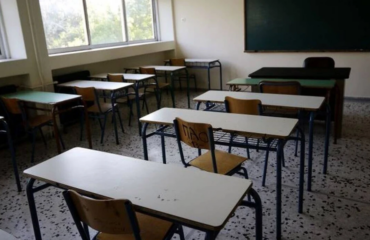 Παρέα πέντε ανηλίκων εισέβαλε σε σχολείο στο Γαλάτσι με ρόπαλα και βεγγαλικά