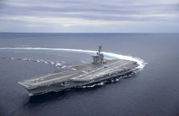 Το αμερικανικό αεροπλανοφόρο USS Abraham Lincoln και η ομάδα κρούσης του έφτασαν στη Μέση Ανατολή