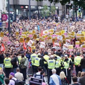 Βρετανία: Χιλιάδες διαδηλωτές κατά της παραμονής λαθρομεταναστών σε πρώην στρατόπεδο