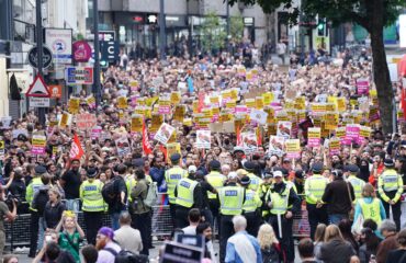 Βρετανία: Χιλιάδες διαδηλωτές κατά της παραμονής λαθρομεταναστών σε πρώην στρατόπεδο