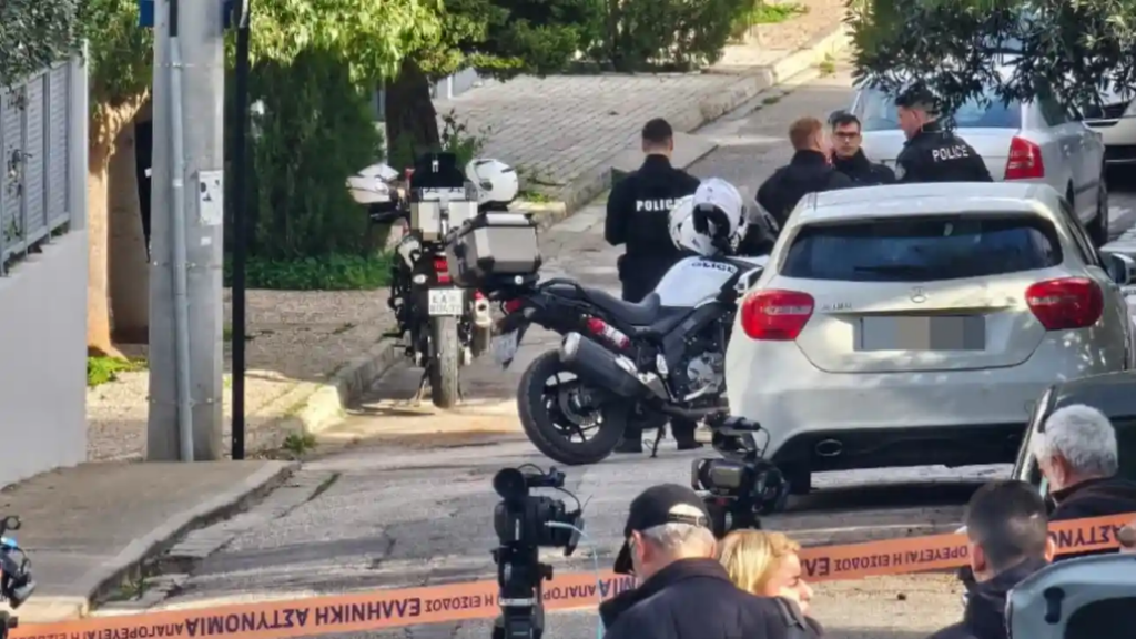 «Έχω δύο αδέλφια αν με αφήσετε ελεύθερο θα τους σκοτώσω»: Τι είπε ο 46χρονος που έσφαξε τον πατέρα του στη Γλυφάδα