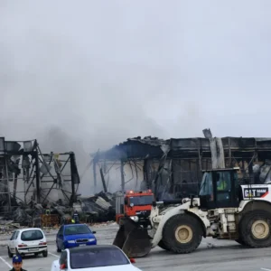 Τρίκαλα: Νέες εικόνες αποκαλύπτουν το μέγεθος της καταστροφής στην μπισκοτοβιομηχανία Βιολάντα μετά την φωτιά