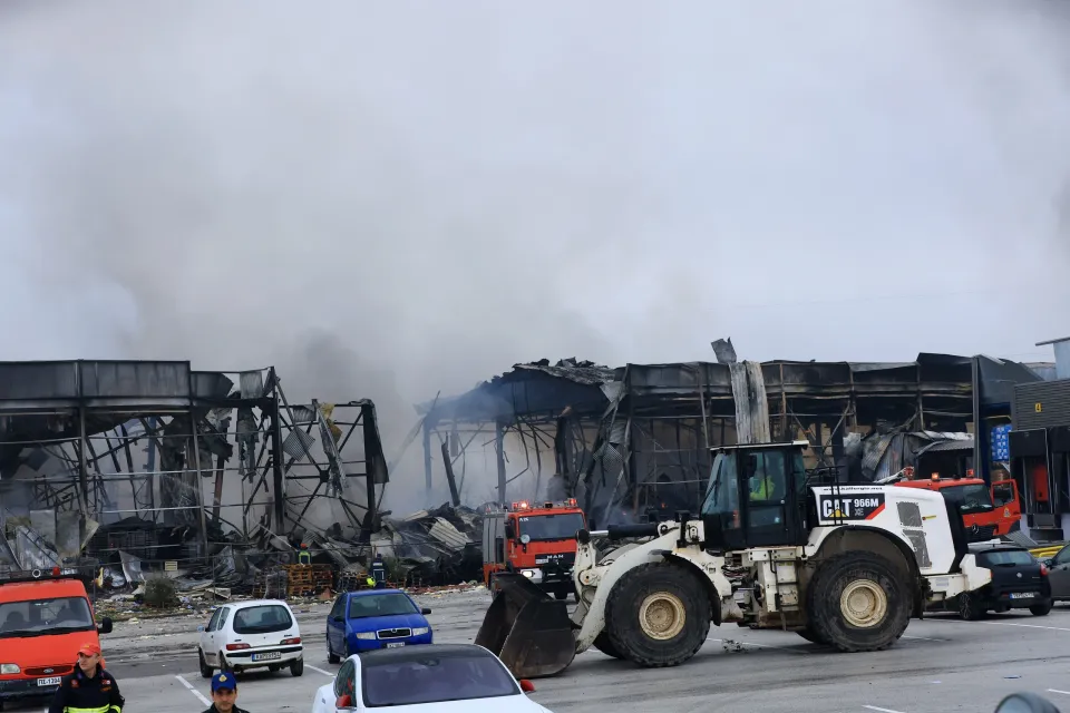 Τρίκαλα: Νέες εικόνες αποκαλύπτουν το μέγεθος της καταστροφής στην μπισκοτοβιομηχανία Βιολάντα μετά την φωτιά