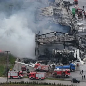 Τραγωδία στα Τρίκαλα: Λαμβάνουν δείγματα DNA για να ταυτοποιήσουν τις σορούς των εργαζομένων