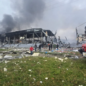 Νέο βίντεο από τη στιγμή της ισχυρής έκρηξης στη μπισκοτοβιομηχανία «Βιολάντα»: Η νύχτα έγινε… μέρα