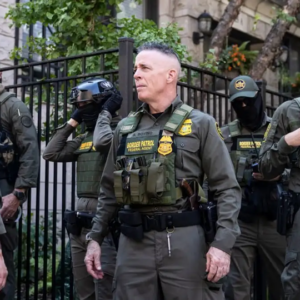 Βίντεο: Ο Γκρεγκ Μποβίνο επικεφαλής του ICE πρώτα ρίχνει χημικά αέρια και μετά ξυλοκοπεί διαδηλωτές!