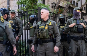 Βίντεο: Ο Γκρεγκ Μποβίνο επικεφαλής του ICE πρώτα ρίχνει χημικά αέρια και μετά ξυλοκοπεί διαδηλωτές!