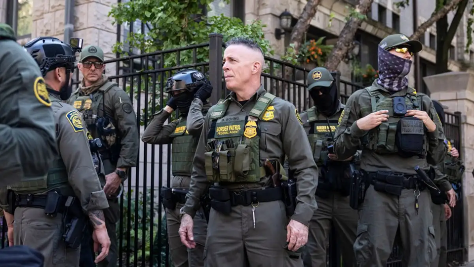 Βίντεο: Ο Γκρεγκ Μποβίνο επικεφαλής του ICE πρώτα ρίχνει χημικά αέρια και μετά ξυλοκοπεί διαδηλωτές!