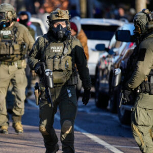 Τ.Γουόλτς: «Ο Ν.Τραμπ συμφώνησε να μειώσει τον αριθμό των ομοσπονδιακών πρακτόρων στη Μινεάπολη»