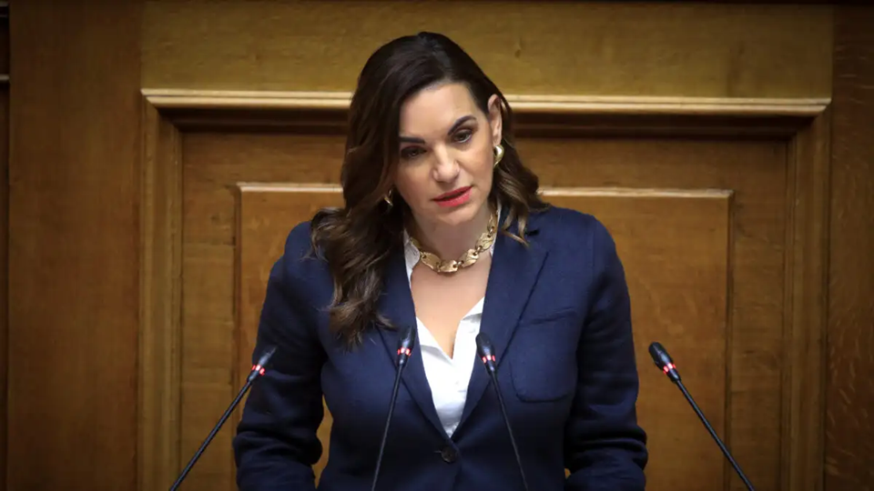 Οι Δικηγορικοί Σύλλογοι ζητούν να αποσυρθεί η ρύθμιση που θεωρείται «φωτογραφική» για την Όλγα Κεφαλογιάννη