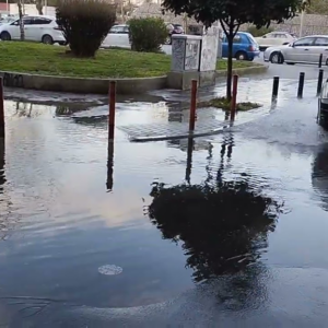 Έσπασε αγωγός νερού στη Θεσσαλονίκη: Τραυματίστηκαν τέσσερις εργάτες (βίντεο)