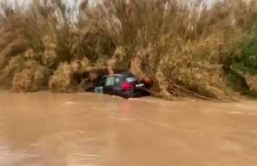 Υπερχείλισε το ρέμα Βάρδα και παρέσυρε οχήματα: Απεγκλωβίστηκαν δύο άτομα από ΙΧ (βίντεο)