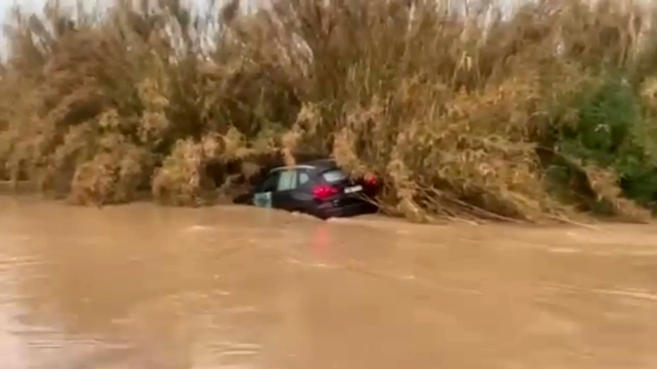 Υπερχείλισε το ρέμα Βάρδα και παρέσυρε οχήματα: Απεγκλωβίστηκαν δύο άτομα από ΙΧ (βίντεο)