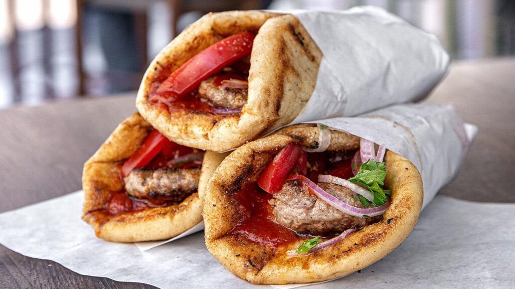 Η ΕΛ.ΑΣ κάνει «φύλλο και φτερό» το πελατολόγιο του σουβλατζίδικου στη Δραπετσώνα που διακινούσε ναρκωτικά