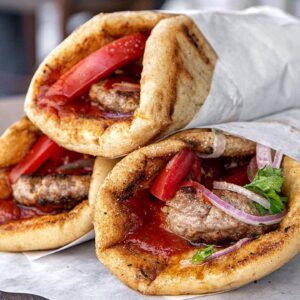 Η ΕΛ.ΑΣ κάνει «φύλλο και φτερό» το πελατολόγιο του σουβλατζίδικου στη Δραπετσώνα που διακινούσε ναρκωτικά