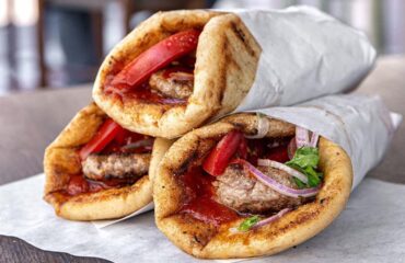 Η ΕΛ.ΑΣ κάνει «φύλλο και φτερό» το πελατολόγιο του σουβλατζίδικου στη Δραπετσώνα που διακινούσε ναρκωτικά