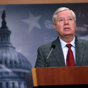 Λίντσεϊ Γκράχαμ: Απειλεί με συντριπτικές κυρώσεις Συρία και Τουρκία για τους Κούρδους