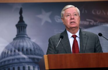 Λίντσεϊ Γκράχαμ: Απειλεί με συντριπτικές κυρώσεις Συρία και Τουρκία για τους Κούρδους