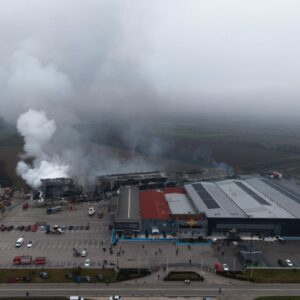 Τρίκαλα: «Η φωτιά εξελισσόταν ραγδαία σε δευτερόλεπτα» λέει εργαζόμενη του εργοστασίου Βιολάντα