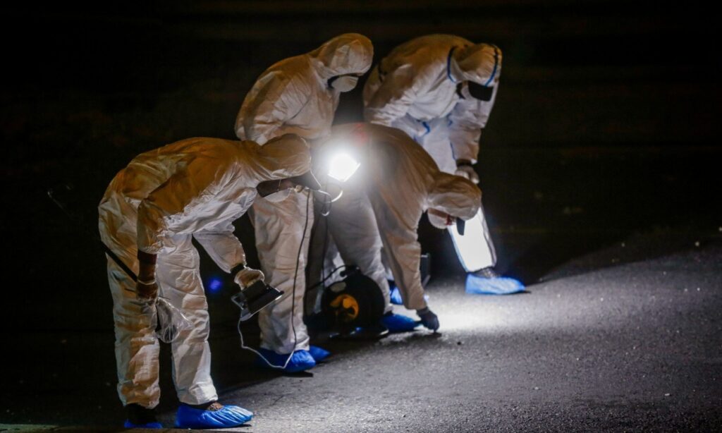 Ύποπτη μηχανή έξω από την Τράπεζα της Ελλάδος – Στο σημείο τα ΤΕΕΜ