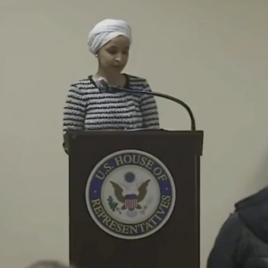 Βίντεο: Άνδρας ψέκασε με άγνωστη ουσία τη βουλευτή των Δημοκρατικών Ιλχάν Ομάρ