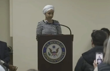 Βίντεο: Άνδρας ψέκασε με άγνωστη ουσία τη βουλευτή των Δημοκρατικών Ιλχάν Ομάρ