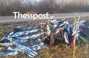 Θρήνος για τους 7 νεκρούς οπαδούς του ΠΑΟΚ στη Ρουμανία: Κάλυψαν με κασκόλ και μπλούζες το σημείο της σύγκρουσης