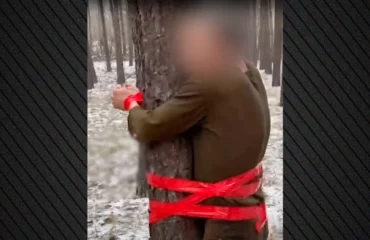 Ρώσοι αξιωματικοί «νουθετούν» στρατιώτες που δεν εκτέλεσαν εντολές