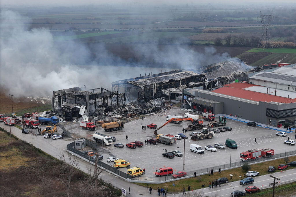 Εργαζόμενη που σώθηκε από τη φονική έκρηξη στη «Βιολάντα»: «Ακούσαμε ένα μπαμ και μετά σκοτείνιασαν τα πάντα»