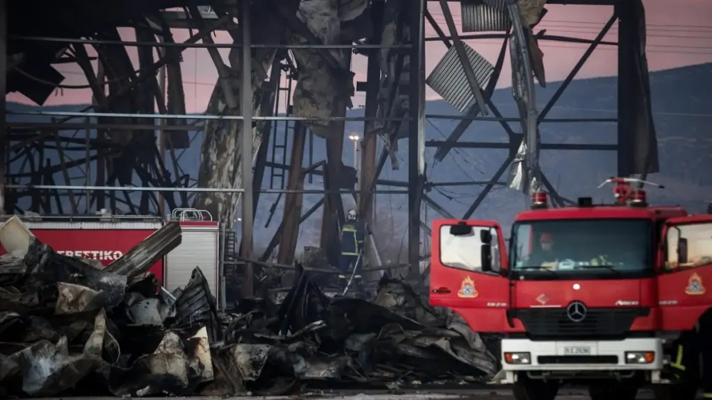 «Βιολάντα»: Για τρίτη ημέρα συνεχίζονται οι ρίψεις νερού