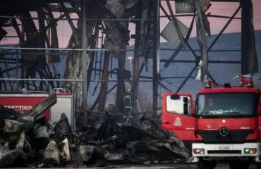 «Βιολάντα»: Για τρίτη ημέρα συνεχίζονται οι ρίψεις νερού