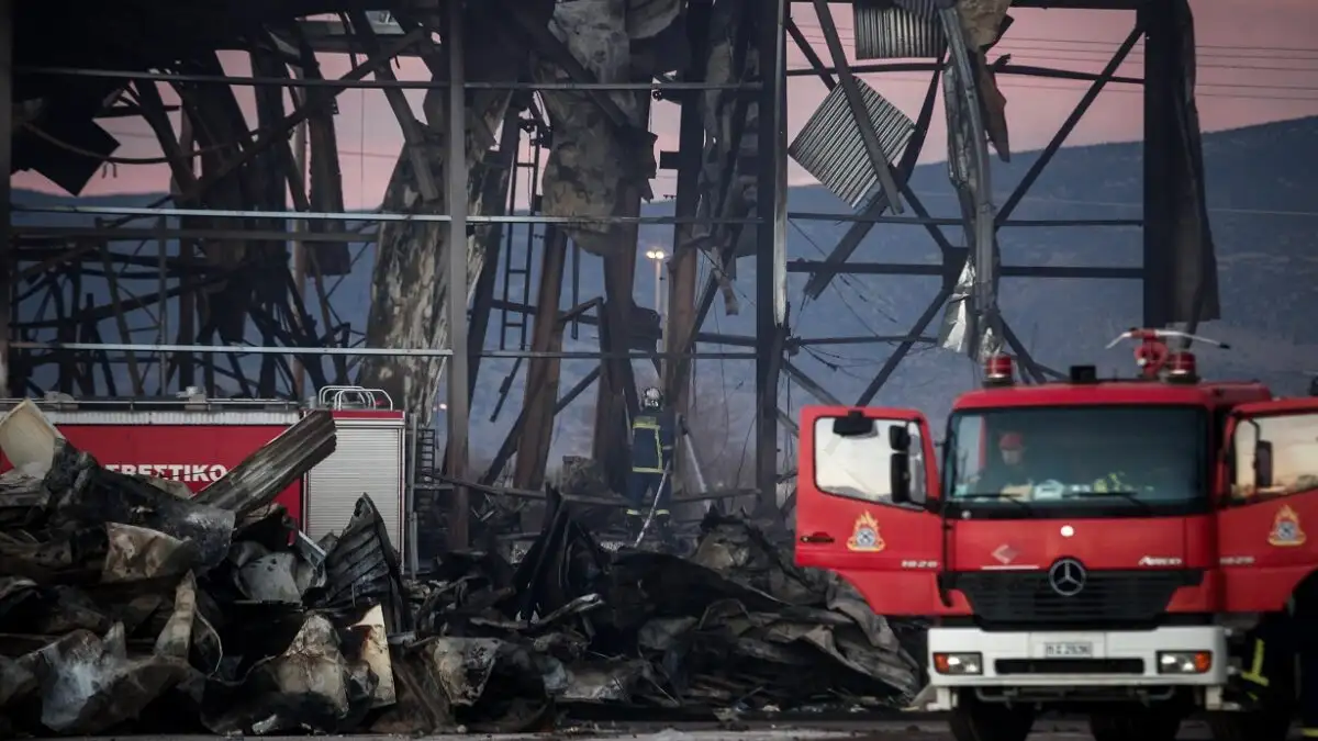 «Βιολάντα»: Για τρίτη ημέρα συνεχίζονται οι ρίψεις νερού