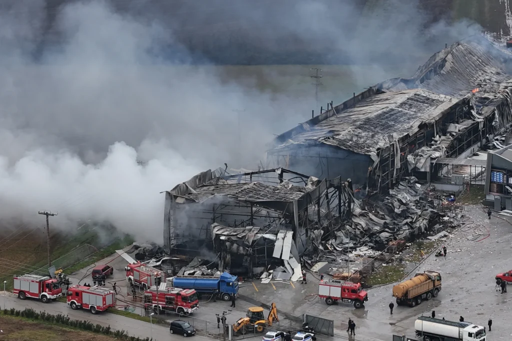 Τα αναπάντητα ερωτήματα μετά το πόρισμα της Πυροσβεστικής για τη φονική έκρηξη στη «Βιολάντα»
