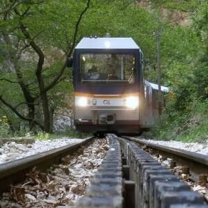 Έπεσε βράχος στη γραμμή του Οδοντωτού στα Καλάβρυτα – Ήρθε σε επαφή με τον συρμό