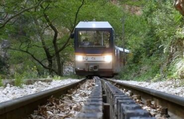 Έπεσε βράχος στη γραμμή του Οδοντωτού στα Καλάβρυτα – Ήρθε σε επαφή με τον συρμό