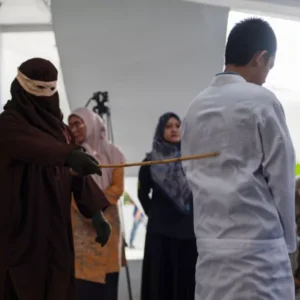 Ινδονησία: Μαστίγωσαν ζευγάρι 140 φορές δημοσίως για εξωγαμιαίες σχέσεις – Η γυναίκα λιποθύμησε