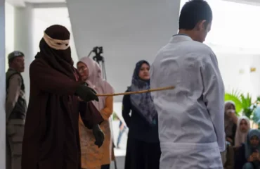 Ινδονησία: Μαστίγωσαν ζευγάρι 140 φορές δημοσίως για εξωγαμιαίες σχέσεις – Η γυναίκα λιποθύμησε