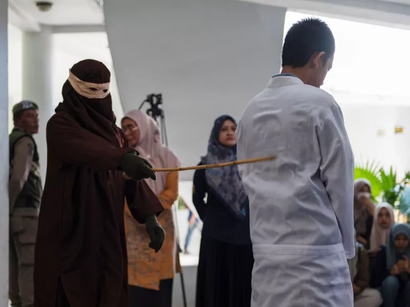 Ινδονησία: Μαστίγωσαν ζευγάρι 140 φορές δημοσίως για εξωγαμιαίες σχέσεις – Η γυναίκα λιποθύμησε