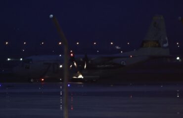 Στη Θεσσαλονίκη έφτασε το C-130 με τις σορούς των επτά οπαδών του ΠΑΟΚ από την Τιμισοάρα (upd)