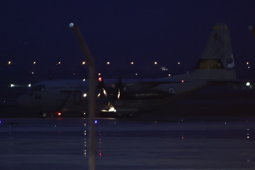 Στη Θεσσαλονίκη έφτασε το C-130 με τις σορούς των επτά οπαδών του ΠΑΟΚ από την Τιμισοάρα (upd)