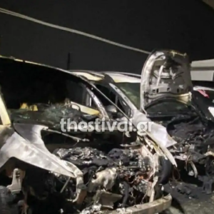 Φωτιά σε μάντρα με μεταχειρισμένα αυτοκίνητα στη Θεσσαλονίκη (βίντεο)