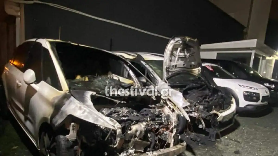 Φωτιά σε μάντρα με μεταχειρισμένα αυτοκίνητα στη Θεσσαλονίκη (βίντεο)